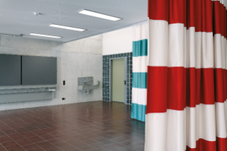 Klassenzimmer mit Oblicht im Eingangsbereich (© Beat Bühler, Zürich)